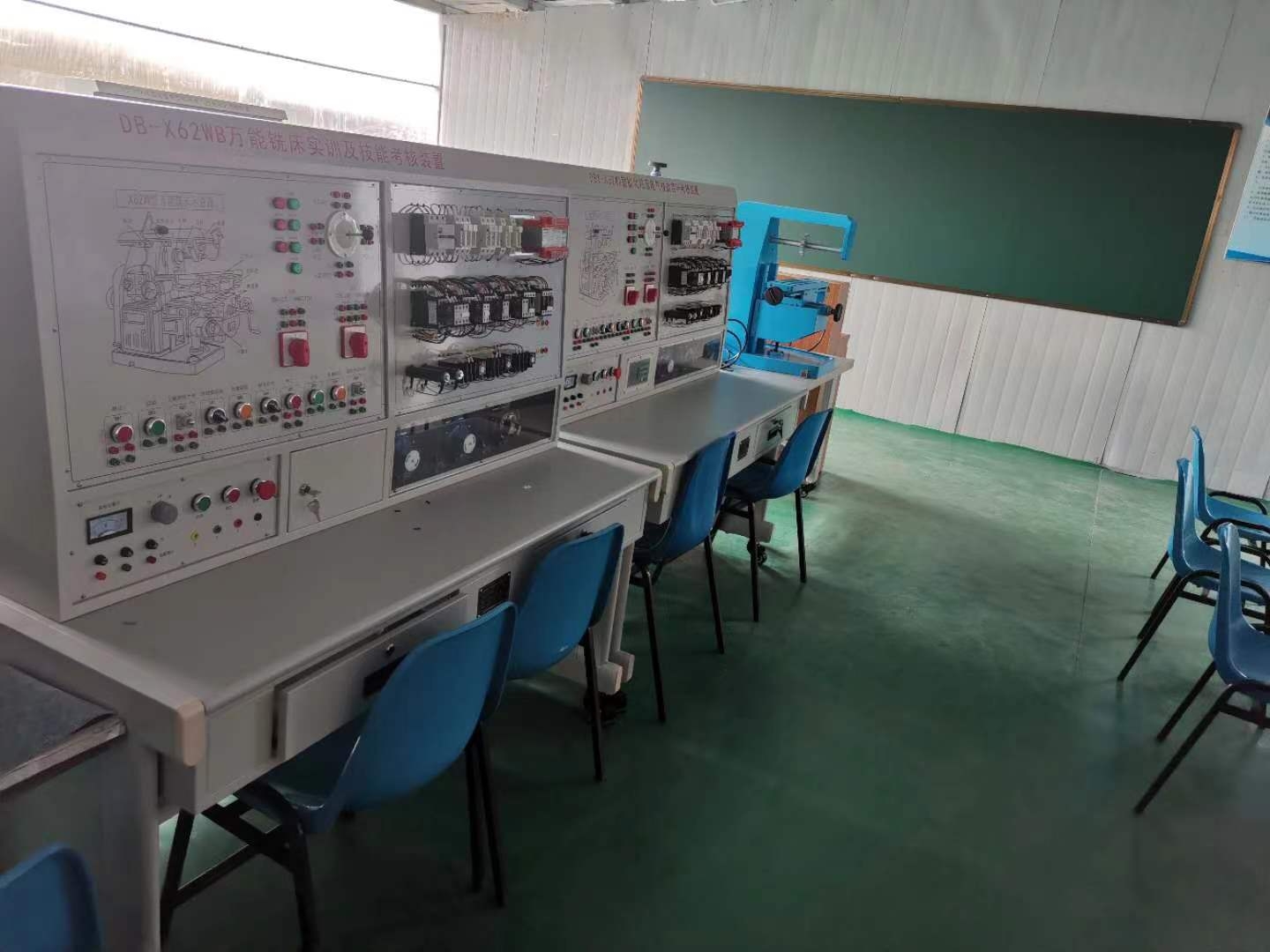 機(jī)床電氣實(shí)訓(xùn)臺(tái)