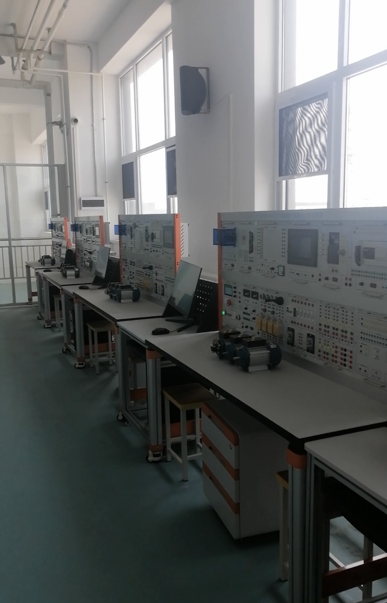 智能型中高級維修電工實訓(xùn)裝置